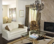 To avoid a gaudy look, Mimi decided on complementary elements, such as a refreshing off-white sofa that instantly lightens the living room. As the client is a fan of Versace, Mimi imported the brand’s fabric to make the cushion covers. To maintain a stylish note, the glass coffee table top was paired with gilded legs, while Mimi’s custom designed rug featuring an emblem, imparted a regal touch. A glistening marble wall added another level of dimension to the room.