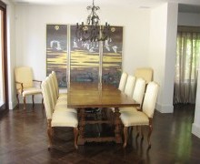 To match the client’s own antique dining table, Mimi custom designed dining chairs which were hand carved by local craftsmen. The upholstery was selected to mirror the yellow tones in the panel paintings, while an identical chandelier to that in the living room gave a sense of continuity. 